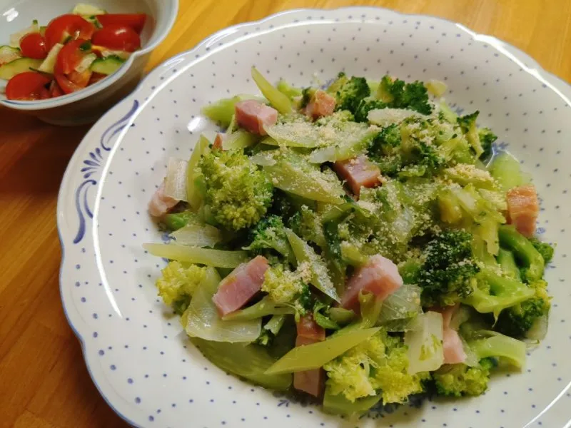 ブロッコリーとベーコンの蒸し煮