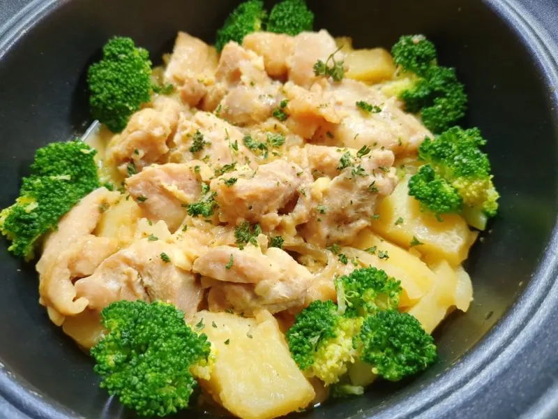 鶏肉じゃがいもの味噌バター蒸し