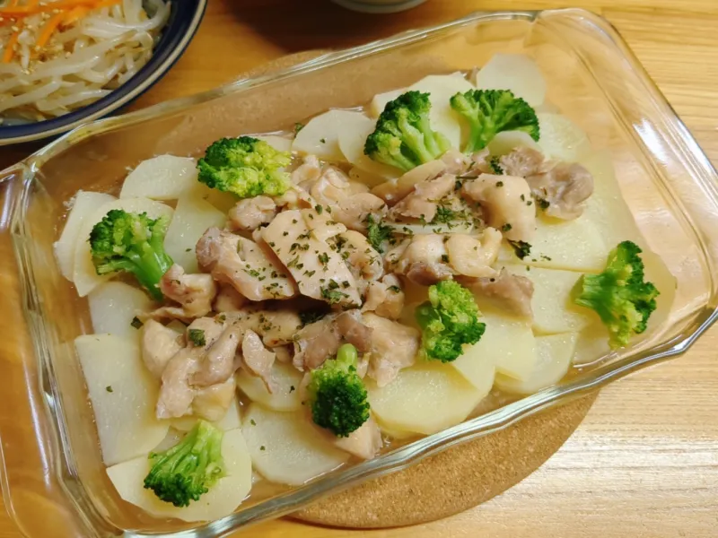 鶏肉じゃがいもの塩にんにく蒸し