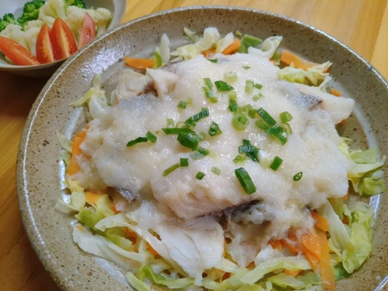 たらとキャベツのとろろ蒸し