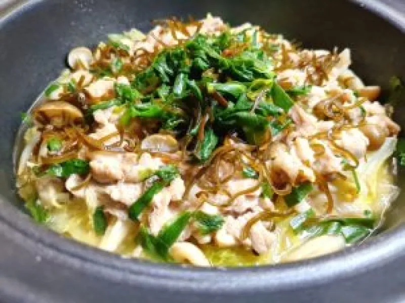 豚肉ともやしの塩昆布蒸し