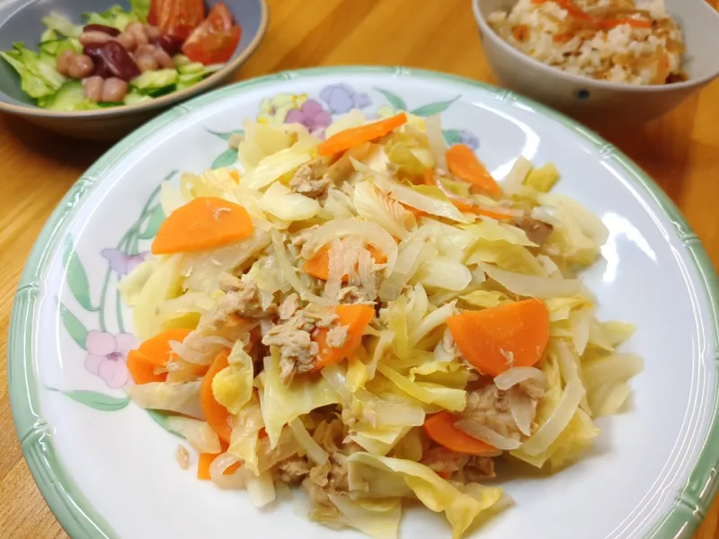 キャベツとツナの蒸し煮
