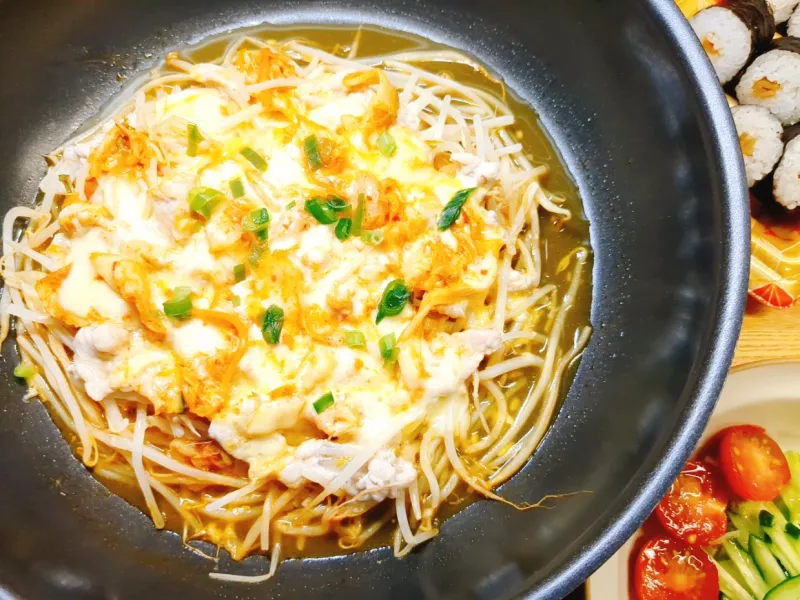豚肉もやしのキムチのチーズ蒸し